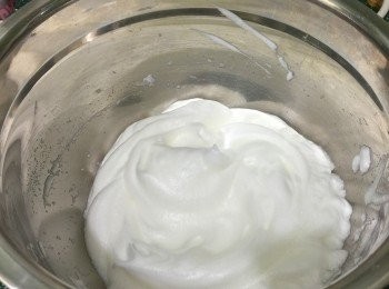 step6: 將蛋白放進一個乾淨，沒有油和水的盤中，再加入數滴檸檬汁，打蛋器用中速將蛋白打至幼滑，將20g砂糖分3次加蛋白中打發，打至蛋白霜企身起勾即可