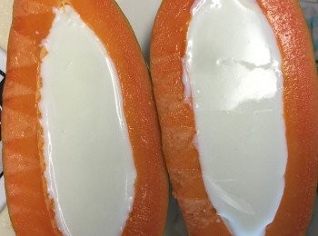 step2: 鮮奶加熱加入吉利丁攪拌均勻倒入木瓜本體~送入冰箱冷藏