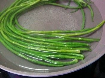 step1: 青豆洗淨後用滾水加2茶匙鹽烚2分鍾待軟身,(不要蓋上蓋)再沖凍水待用