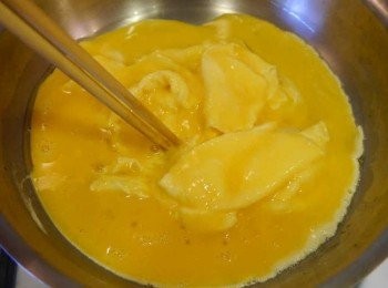 step3: *熱油鍋，3顆蛋打勻後下鍋攪拌成滑蛋狀，不要煮得過乾，快速撈起。