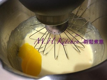 step26: 加入蛋,牛油溶液用攪拌機攪均成漿