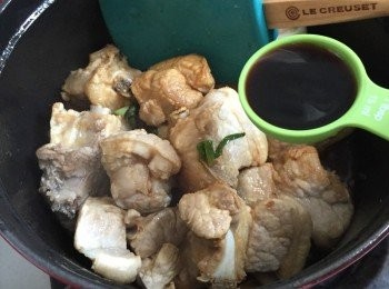 step5: 加入香醋、生抽及水，讓排骨沾滿醬汁，細火炆半小時後加入冰糖/砂糖炆15分鐘後，關火焗20分鐘即成