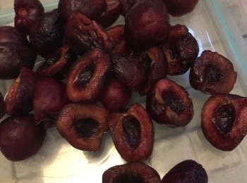 step1: - 櫻桃洗淨抹乾後切半去核