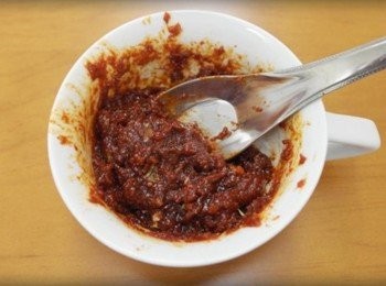 step1: 首先將<span class="group_2">調味材料</span>混合均勻^^ 邊攪拌的時我邊吞口水..辣辣的!!!