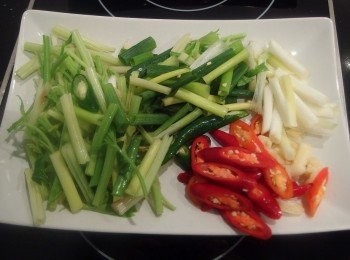 step2: 芹菜和青蔥切成段狀,辣椒切片,蒜頭拍碎。