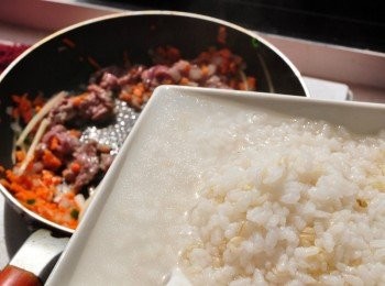 step6: 接著放入牛肉炒香，再放入米粥下鍋加熱滾煮