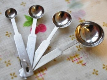 step10: 對於寫食譜的人來說，最難就是調味料比列，因為大部分的人通常在料理過程中都是用感覺來調味，隨時的增減比例，礙於邊煮邊拍照的時間壓迫，很少拿這個量匙來調味，所以調味比例僅供約略參考囉!還是需要邊煮邊試吃最符合自家的口味唄!