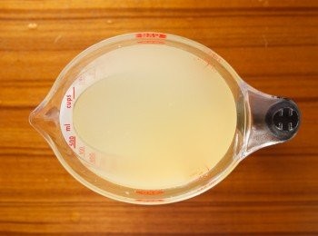 step4: 加入高湯時使用OXO輕鬆看量杯，連腰都不需要彎下來，也不必把量杯舉高，站著就可以看到刻度。