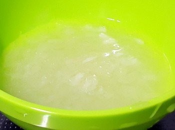 step2: 已浸發海燕窩加少少水用攪拌機打碎或切碎！