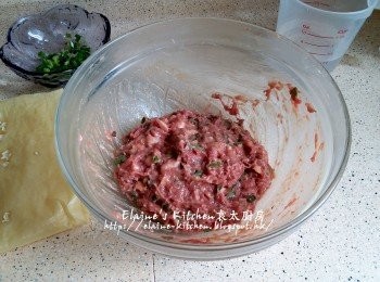 step7: 再一次加入2湯匙水用手撻十餘下至起膠 , 蓋上保鮮紙入雪櫃靜待30分鐘