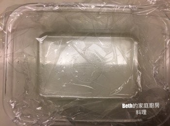 step3: 找1-2個長方型保鮮盒，撕一張保鮮盒面積2倍大的保鮮膜鋪在保鮮盒內