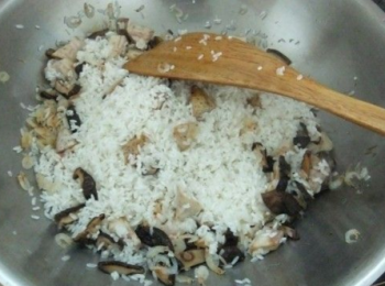 step4: 熱油鍋，下香菇和芋頭炒香，下入米一同炒勻（炒均勻即可），加鹽，生抽，老抽拌勻即可。