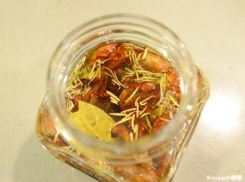 step5: 最後倒入橄欖油，蓋過番茄即可放入冰箱冷藏