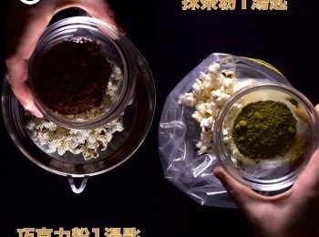 step3: 把爆谷分成三份，其中兩份加入抹茶粉及巧克力粉