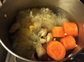 step3: 加水13碗, 滾水下材料, 大火滾15分鐘, 後轉小火煲2小時