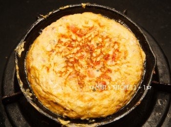 step4: 最後將鍋中的烘蛋翻面煎熟就完成了喔。