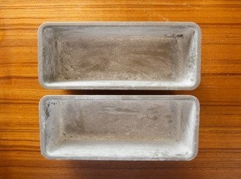 step7: 在烤模上抹上一層奶油後，在灑上少許的低筋麵份後備用。