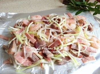 step7: 再加入韭黃 , 銀芽拌勻 , 盛起放在錫紙上靜待10分鐘待涼