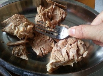 step1: 煲好湯的瘦肉用义壓開