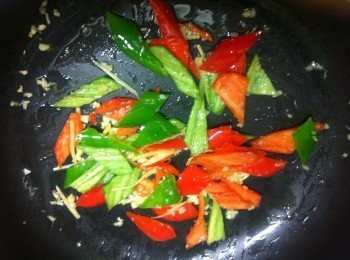 step3: 加入青紅椒輕炒至熟，倒入海茸快速炒熱。