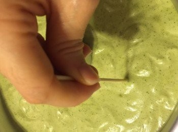 step4: 然後從高處倒入模具，一些大氣泡會倒走。然後用竹簽游走麵糊，刺穿小氣泡。