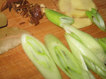 step3: 薑 切片 蔥切段 陳皮提前浸軟切絲