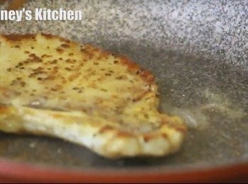 step3: 下油熱鍋, 將豬扒煎至二面金黃及熟透, 上碟