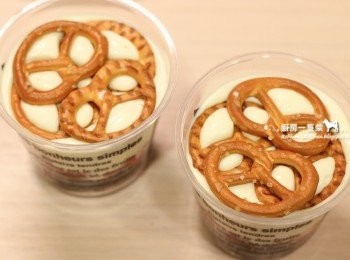 step7: 表面放上蝴蝶餅(或早餐穀片、其他酥脆的餅乾）。