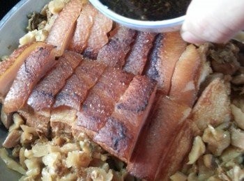 step12: 腩肉切片放上梅菜上,(豬皮向上)淋上腩肉調味料