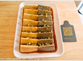 step5: 最後將步驟4的醬汁直接澆淋在黑木耳雪綿酪上，就能立馬上菜！