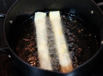 step8: 在鍋內熱5湯匙油，放春卷條炸2分鐘至香脆。