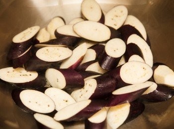 step1: 起油鍋，先將茄子下鍋拌炒後起鍋備用。