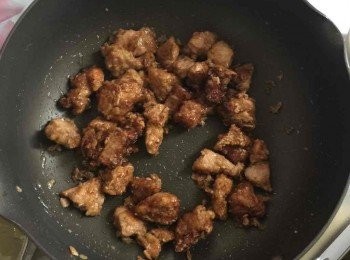 step4: 落一茶匙油加糖炒香咸魚碎,然後加入排骨炒匀