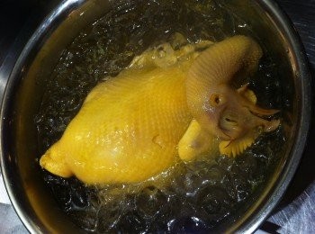 step1: 雞洗淨浸熟, 放冰水保持肉質嫩滑
斬件備用
