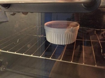 step3: 倒入烤杯，放進烤箱，200度上火烤布丁表面至硬(~30mins)，取出待涼，