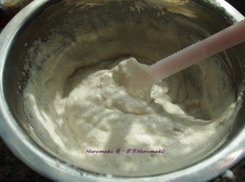 step4: 牛油加蛋黄放香蕉蓉拌勻