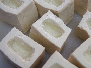 step1: 豆腐切開小份，用小匙羹將中間挖空，備用。