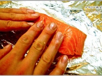 step8: 8.用手將香料及蜂蜜均勻塗在魚排上面。