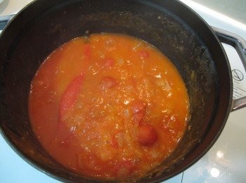 step4: 倒入番茄糊一起烹煮，並放入一根大辣椒增添香氣，慢火熬煮20分鐘。(如果喜歡吃到番茄塊，可再放入一些小番茄切半後一起熬煮，風味更佳)