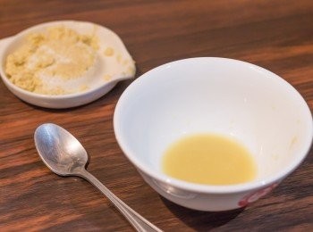 step1: 薑洗淨表面，去皮，以薑磨磨成蓉壓出足夠薑汁放入碗，另外預備一支小匙備用。