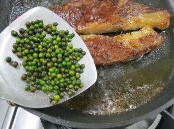 step5: 綠葫椒串剝開成一粒一粒