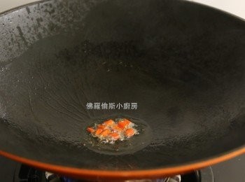 step2: - 熱鍋下油，加入指天椒快炒