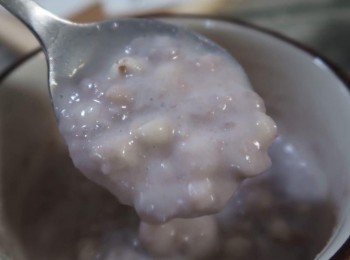 step5: 最後隨個人喜好，加入適量的薏仁，即可享用這一道溫熱濃稠的飲品，嚐起來像甜粥，非常暖胃卻又不甜膩的點心。