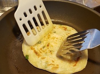 step8: 之後用兩個鑊鏟將(其由外到內推入)、 盡量令到油酥面層突出，這樣便可完成。