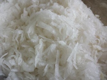 step2: 將蘿蔔去皮，刨絲(刨出來的水粉不倒去)，部份蘿蔔切粗條。