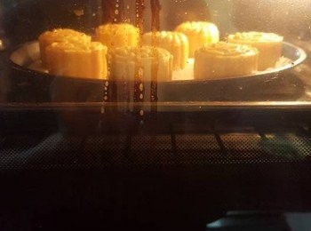 step20: 如用焗爐先用上火預熱250度10分鐘,如只有230度就預熱15分鐘,(用上火，全程都係用230度，頭5分鐘上火，當焗5分鐘定型後取出搽2層蛋漿(用焗爐盤加光波爐盤，（亦可以用其他盤）盤與盤中間加幾張A4紙,作用係隔開個底唔好太熱)