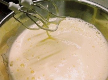 step4: 雞蛋打至淺黃色忌廉狀。