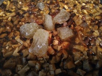 step8: 放冰糖，中火轉小火煮