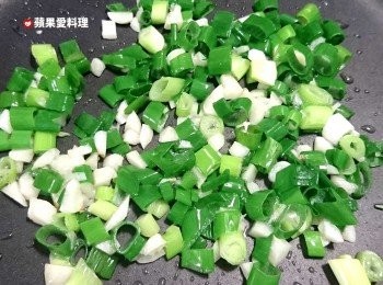 step3: 鍋中倒油，放入蒜末，開中火爆香。聞到蒜香時，放入葱花爆香。將煉好的「葱蒜油」取出備用。