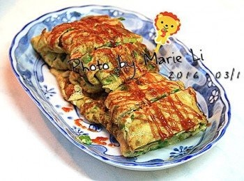 step2: 重覆同樣的步驟將另一半的蛋液也完成
然後把煎好的蛋捲切成適當大小擺盤並淋上些許蕃茄醬
就會是一盤超好吃的《蔥香煎蛋燒》

因為孩子言語上的小碰撞，讓我轉了一個彎
把原本一道不起眼的家常煎蔥蛋
變成了一道看起來高級又更加美味的蛋料理
這盤真得好搶手，一上桌不到五分鐘就沒了~ ^皿^